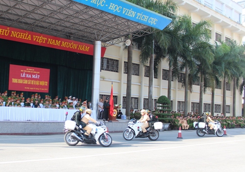 Cán bộ, chiến sỹ Tiểu đoàn Cảnh sát Giao thông dự bị đặc nhiệm  trình diễn xe mô tô phân khối lớn